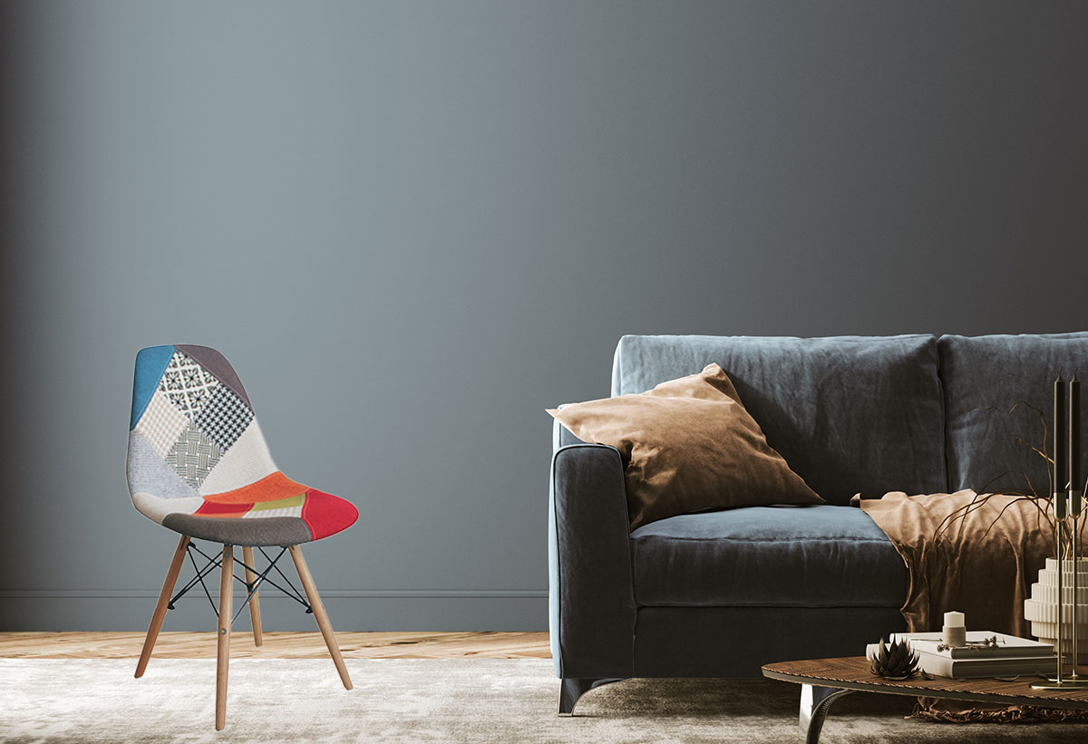 Η καρέκλα με κόκκινο καρό μοτίβο